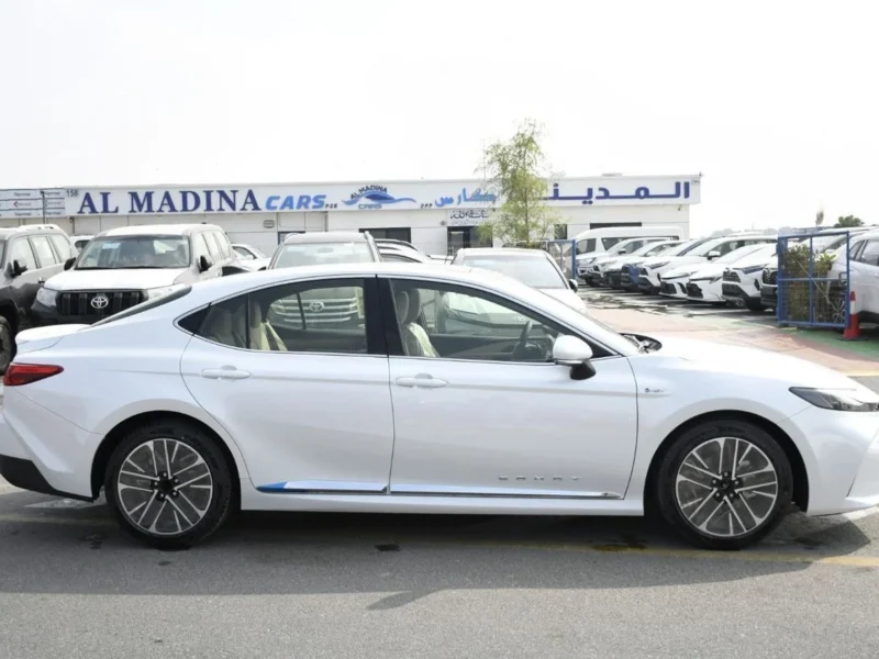 2025 Toyota Camry 2.5L 4 Cylinders Engine LE HEV White Beige Sedan FWD