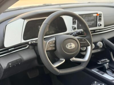 2025 Hyundai Elantra 1.5 Liters Inline 4-Cylinder Engine White Black Sedan