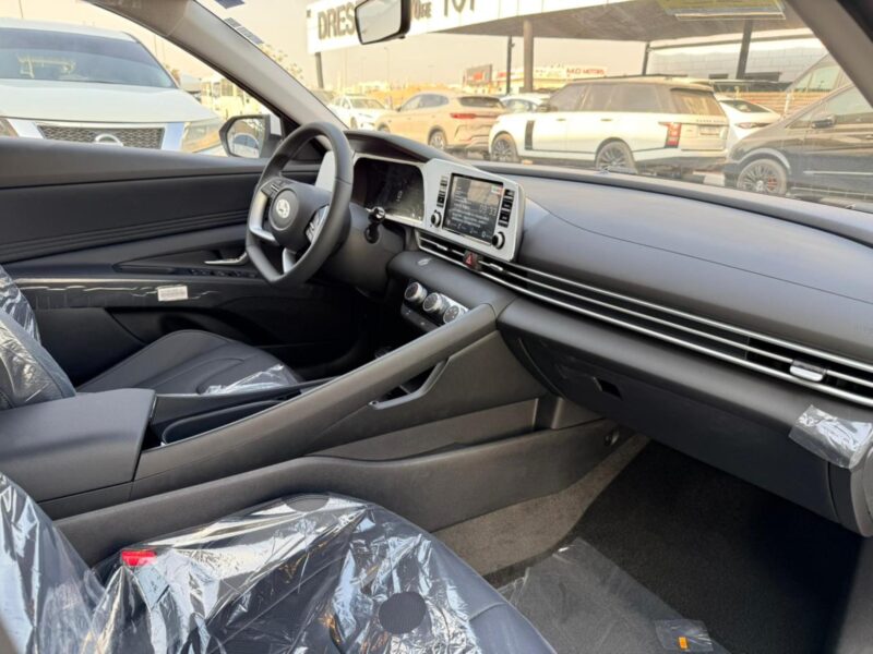 2025 Hyundai Elantra 1.5 Liters Inline 4-Cylinder Engine White Black Sedan