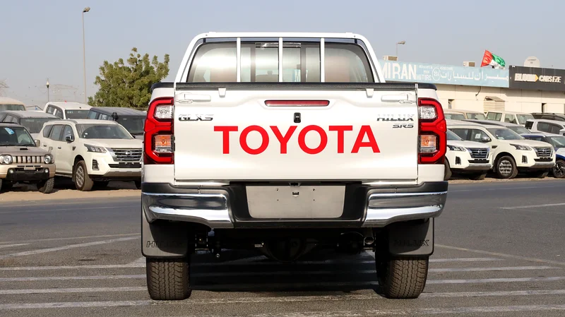2025 Toyota Hilux SR5 4 Cylinders Engine White Red Pick Up GCC Specs