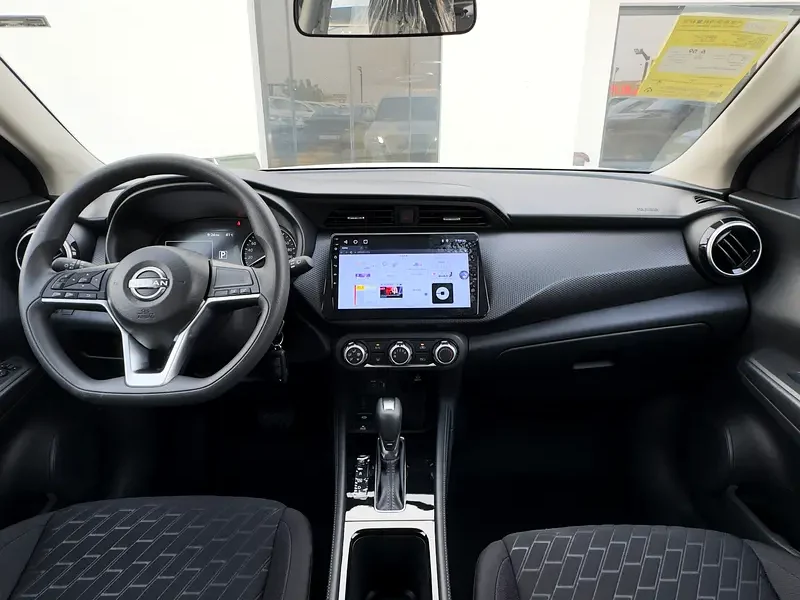 2025 Nissan Kicks Other 1.5L Liters 4 Cylinders Engine White Black Hatchback