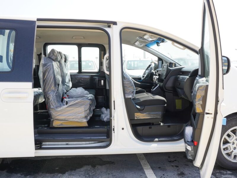2025 Hyundai Staria 3.5 Liter V6 Cylinder Petrol Engine White Black Van