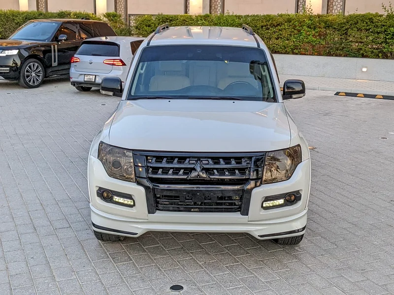 2017 Mitsubishi Pajero GLS MID 6 Cylinders Engine White Beige SUV GCC Specs