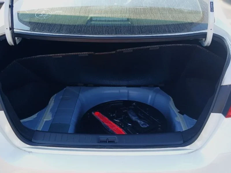 2025 Nissan Sylphy 1.6 Liters 4 Cylinders Petrol Engine White Black Sedan
