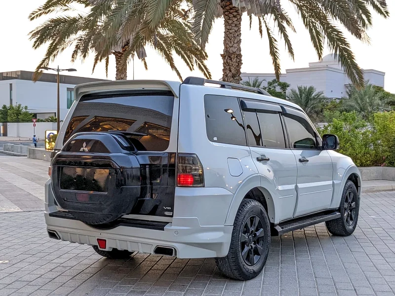 2017 Mitsubishi Pajero GLS MID 6 Cylinders Engine White Beige SUV GCC Specs