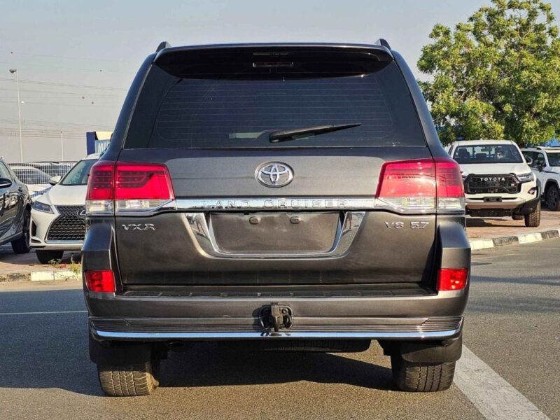 2010 TOYOTA LAND CRUISER VXR SUV 5.7L V8 PETROL Grey SUV 4WD GCC Specs