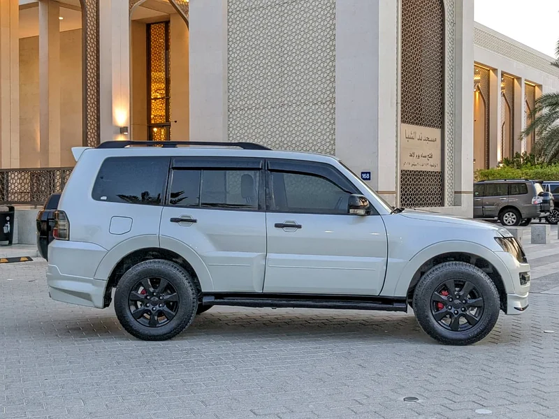 2017 Mitsubishi Pajero GLS MID 6 Cylinders Engine White Beige SUV GCC Specs