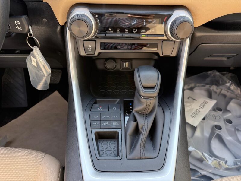 2025 Toyota RAV 4 LE 2.5L 4 Cylinder, Dual VVT-i White Beige Crossover GCC Specs