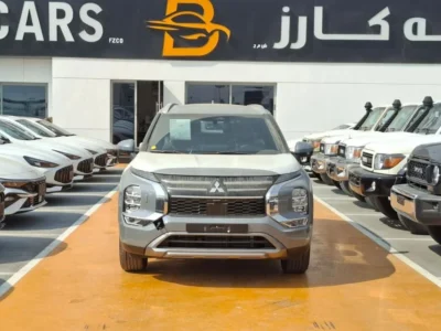 Mitsubishi Outlander P-LINE 2.5 Liter 4 Cylinder Engine 2026 Grey Tan SUV 4WD