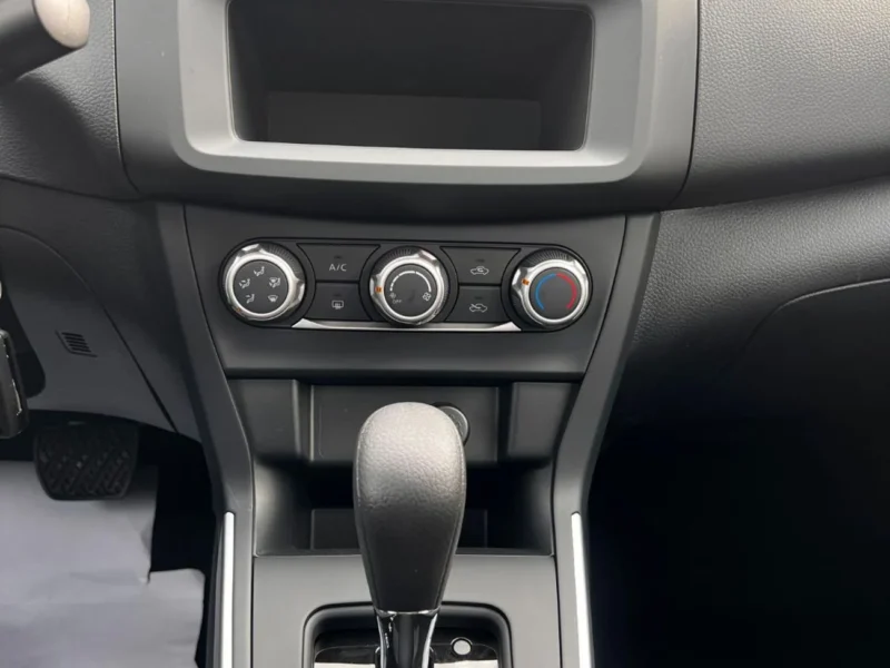 2025 NISSAN SYLPHY FWD 1.6L 4 Cylinders Engine White Black Sedan