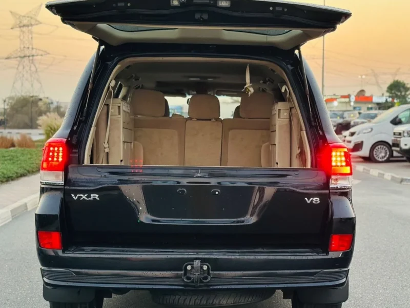 2020 Toyota Land Cruiser VXR 5.7L 8 Cylinder Engine 4WD Black Beige SUV GCC Specs