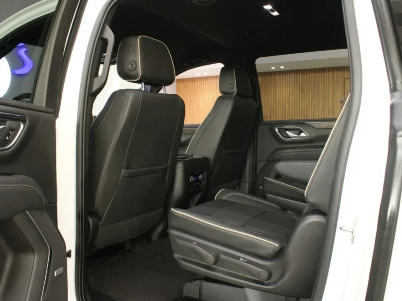 2022 Chevrolet Suburban Premier 5.3L Premier V8 Cylinder Engine White Black SUV