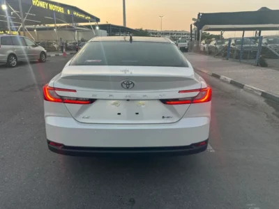 2025 Toyota Camry LE HYBRID 2.5L 4 Cylinders Engine White Sedan GCC Specs