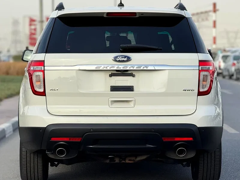 2012 Ford Explorer XLT 4 Cylinders Engine White Black SUV CLEAN CAR