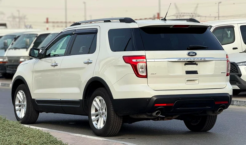 2012 Ford Explorer XLT 4 Cylinders Engine White Black SUV CLEAN CAR
