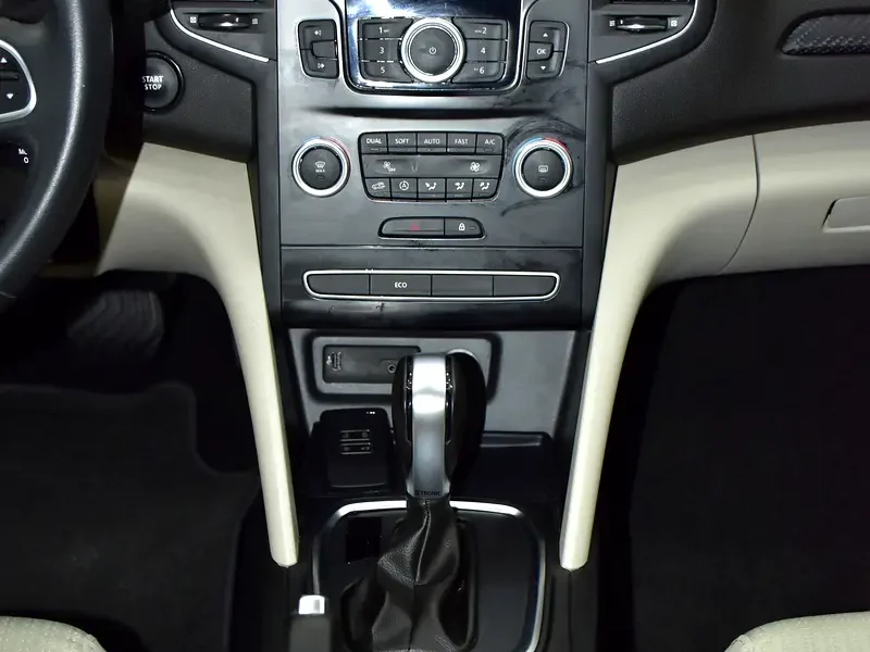 2019 Renault Megane LE 4 Cylinder Petrol Engine White Beige Sedan GCC Specs