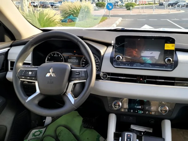 2025 Mitsubishi Outlander 2.5 Liter 4 Cylinder Petrol Engine Silver Beige SUV