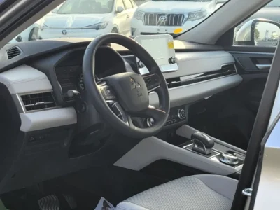 2025 Mitsubishi Outlander 2.5 Liter 4 Cylinder Petrol Engine Silver Beige SUV