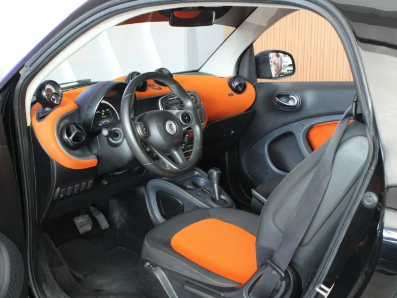 2017 Smart ForTwo 4 Cylinder Engine Orange Black Perfect inside and out