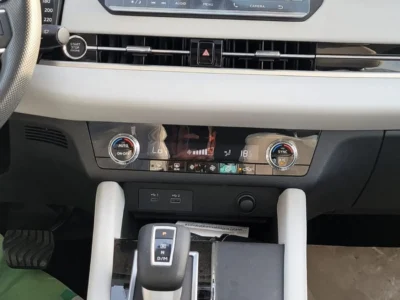 2025 Mitsubishi Outlander 2.5 Liter 4 Cylinder Petrol Engine Silver Beige SUV