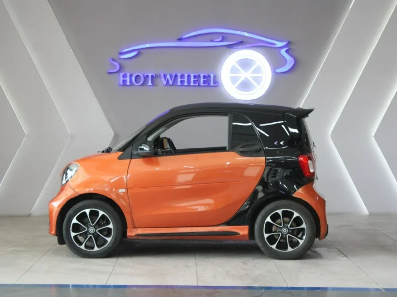 2017 Smart ForTwo 4 Cylinder Engine Orange Black Perfect inside and out