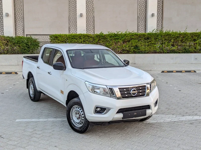 2022 Nissan Navara SE 4 Cylinder Petrol Engine White Red Pick Up Truck