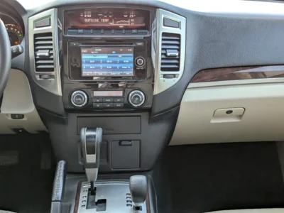 2018 Mitsubishi Pajero GLS Top 6 Cylinders Petrol Engine Black Beige SUV GCC