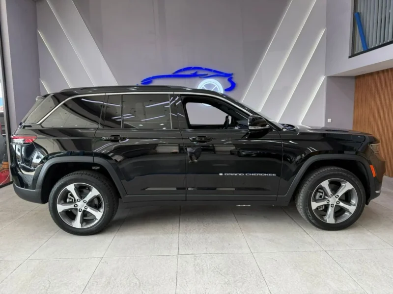 2025 Jeep Grand Cherokee 4XE 2.0L Turbo I-4 PHEV Black SUV AWD