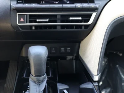 2025 Toyota Camry LE 4 Cylinder Hybrid Engine White Beige Sedan GCC Specs