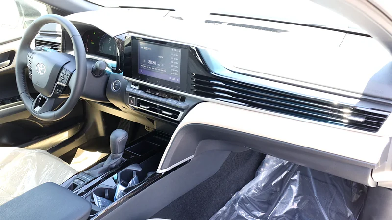 2025 Toyota Camry LE 4 Cylinder Hybrid Engine White Beige Sedan GCC Specs