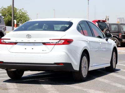 2025 Toyota Camry LE 4 Cylinder Hybrid Engine White Beige Sedan GCC Specs