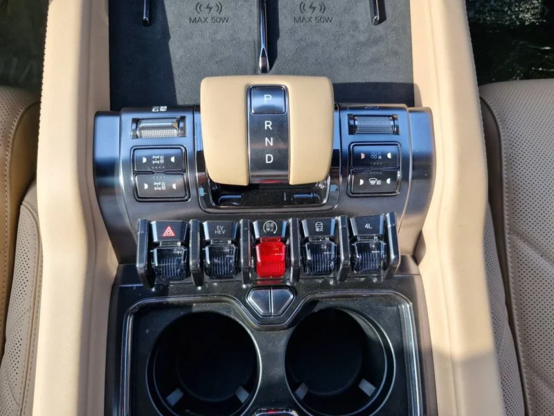 2025 BYD Leopard 8 Smart and Brave Flagship Edition Electric Black Beige SUV