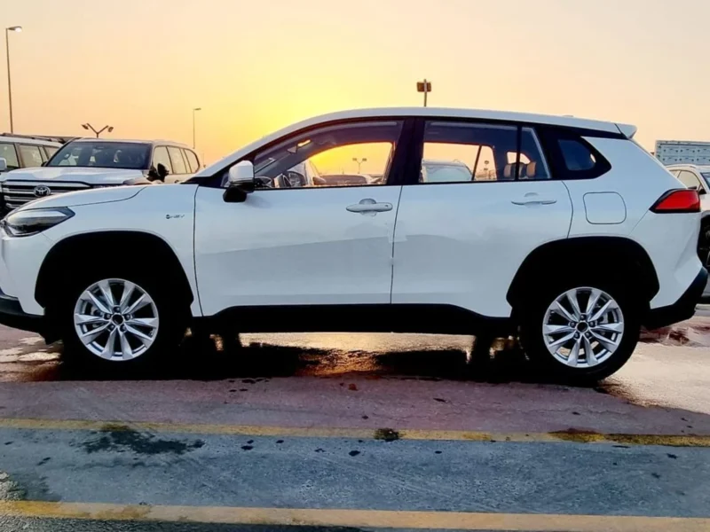 2024 TOYOTA COROLLA CROSS 2.0L HYBRID WITH RADAR 4 Cylinders White Black SUV