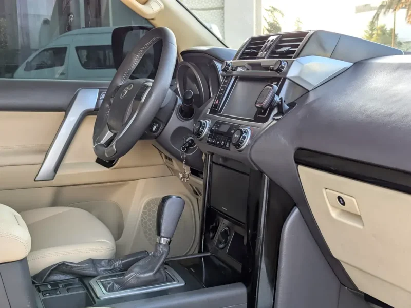 2015 TOYOTA PRADO GCC V4 2.7L Black Beige SUV IN EXCELLENT CONDITION