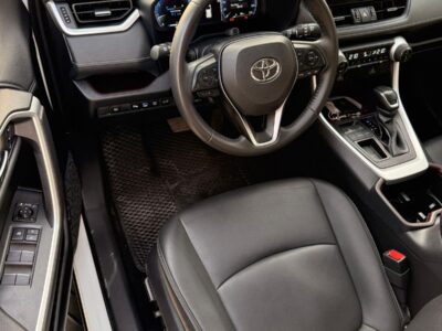 2022 TOYOTA RAV 4 XLE 2.0 L V4 Cylinder Engine White Black SUV Full Option