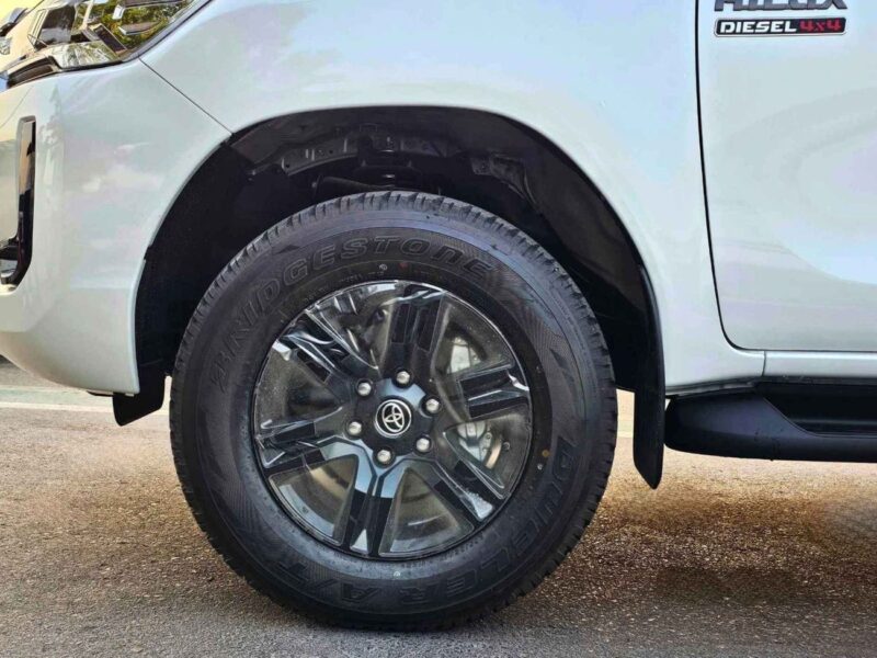 2025 Toyota Hilux SR5 WIDE BODY 2.4L DIESEL V4 AT White Black Pick Up Truck