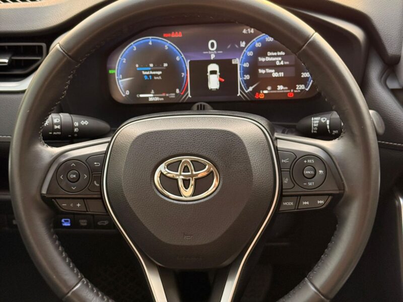 2022 TOYOTA RAV 4 XLE 2.0 L V4 Cylinder Engine White Black SUV Full Option