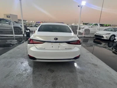 2024 Lexus ES300h 2.5 Litres 4 Cylinder Hybrid Engine White Tan Sedan FWD