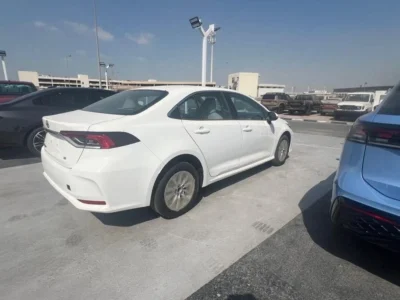 2023 TOYOTA COROLLA 1.6 Litres 4 Cylinders Petrol Engine White Beige Sedan