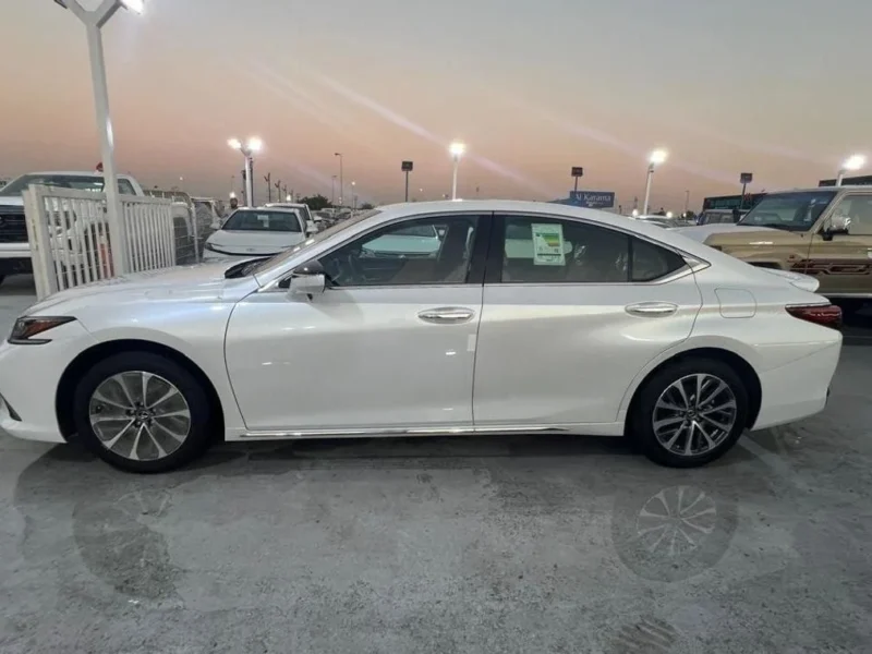 2024 Lexus ES300h 2.5 Litres 4 Cylinder Hybrid Engine White Tan Sedan FWD