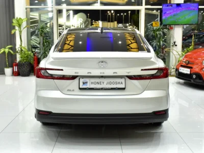 2025 Toyota Camry GLE 4 Cylinder Petrol Engine White Tan Sedan GCC Specs