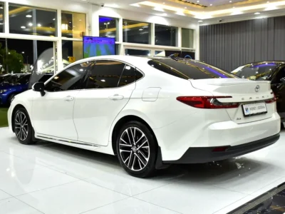 2025 Toyota Camry GLE 4 Cylinder Petrol Engine White Tan Sedan GCC Specs