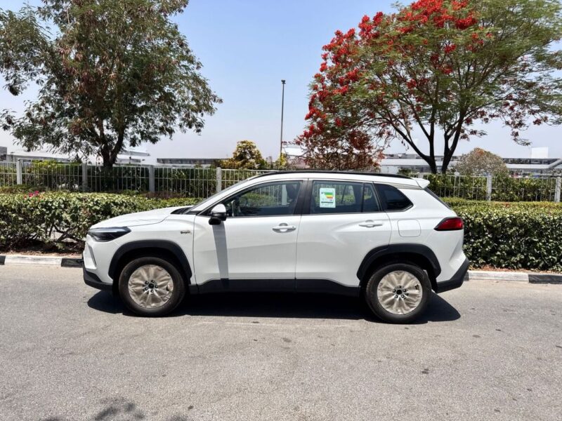 2025 TOYOTA COROLLA White Red CROSSOVER 1.8L HYBRID 4 Cylinders Engine