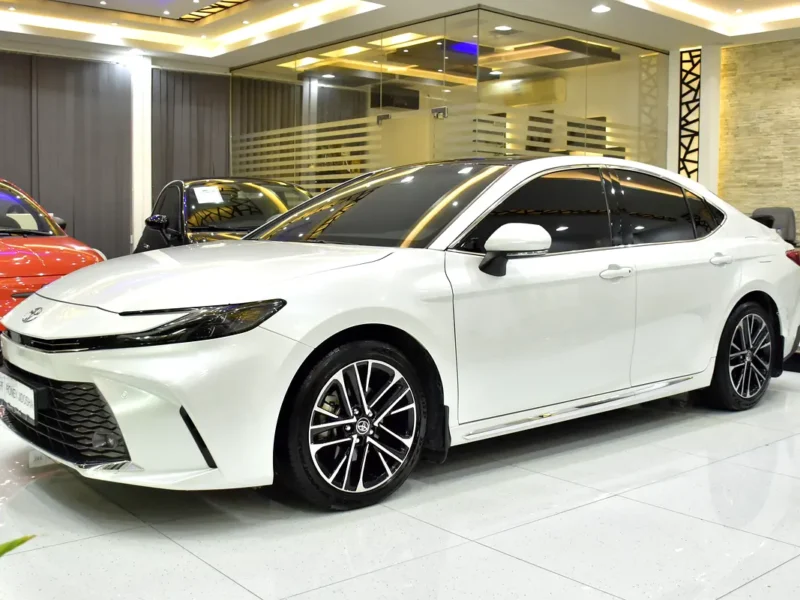 2025 Toyota Camry GLE 4 Cylinder Petrol Engine White Tan Sedan GCC Specs