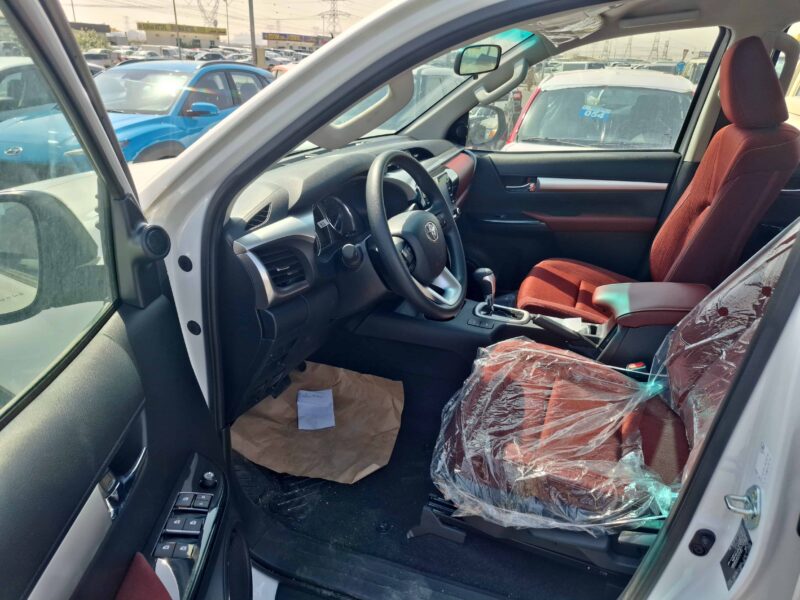 2024 Toyota Hilux SR5 4.0L 6-CYLINDER V-TYPE 4WD White Red Truck