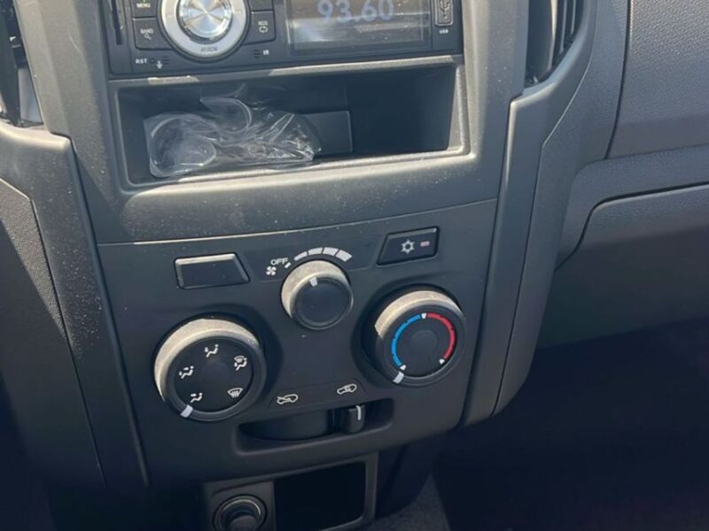 2025 Isuzu D-Max SC 1.9L 4-Cylinder DOHC Diesel Engine White Black Pick UP