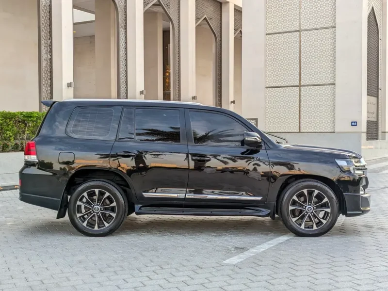 2018 TOYOTA LAND CRUISER GXR DIESEL V8 Engine D-4D Black Beige SUV GCC Specs