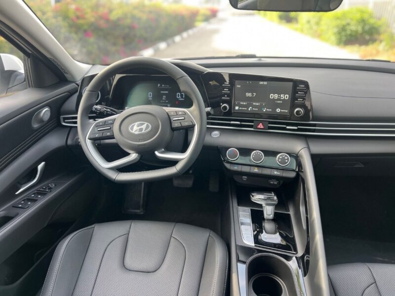 2025 Hyundai Elantra 1.5 CVT 4 Cylinders Petrol Engine White Black Sedan FWD
