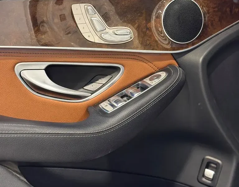 2018 Mercedes-Benz GLC GLC 250 4MATIC 4 Cylinders Engine White Brown Crossover
