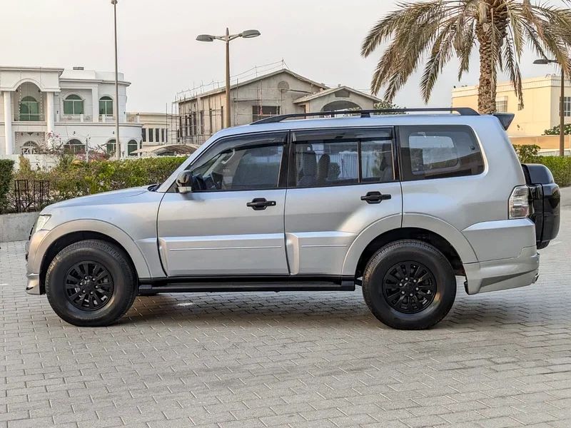 2015 Mitsubishi Pajero GLS MID OPTION V6 Engine 3.5 Litres GCC Specs